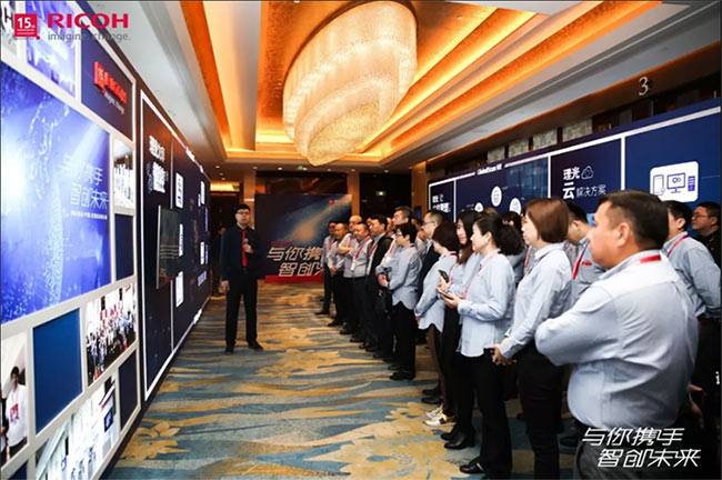 各代理商們認真傾聽產(chǎn)品講解